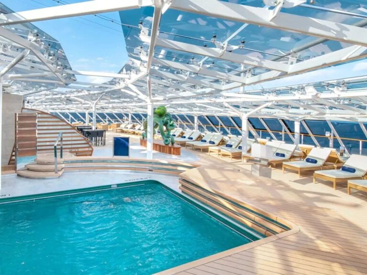 Piscina e áreas comuns do MSC Virtuosa