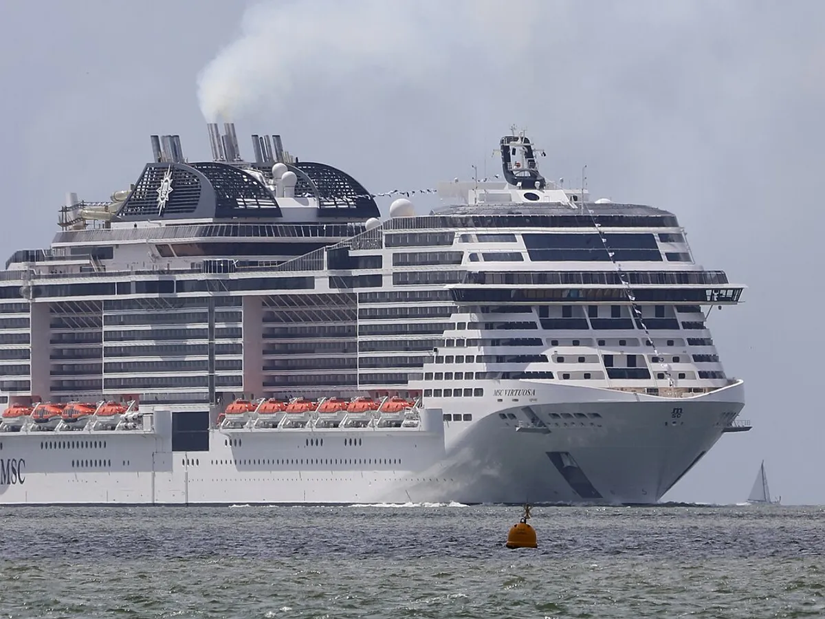 MSC Virtuosa em alto mar, navio da Imersão para Casais